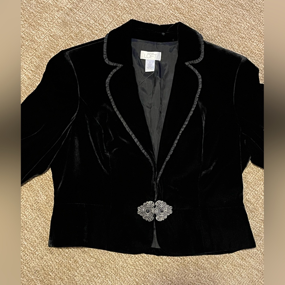 Ann Taylor LOFT black velvet cropped blazer bolero shrug w/ silver clasp closure - Picture 8 of 13